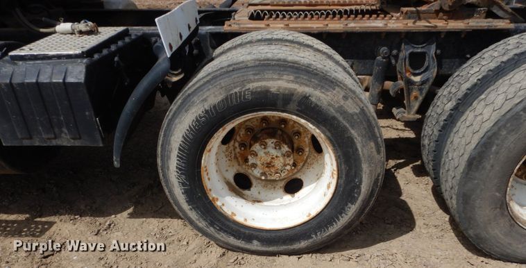 image for item HE9616 1997 International 8200  semi truck