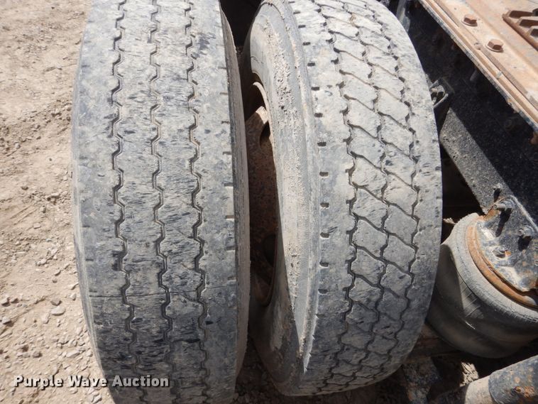 image for item HE9616 1997 International 8200  semi truck