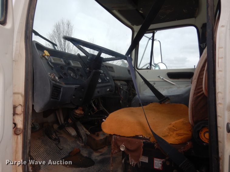 image for item HG9580 1995 Ford L8000  semi truck