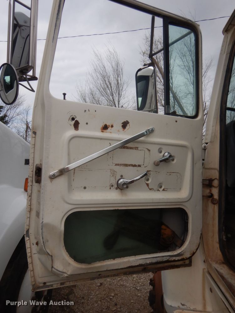 image for item HG9580 1995 Ford L8000  semi truck