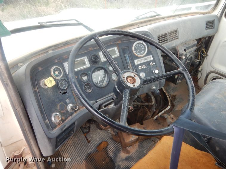 image for item HG9580 1995 Ford L8000  semi truck