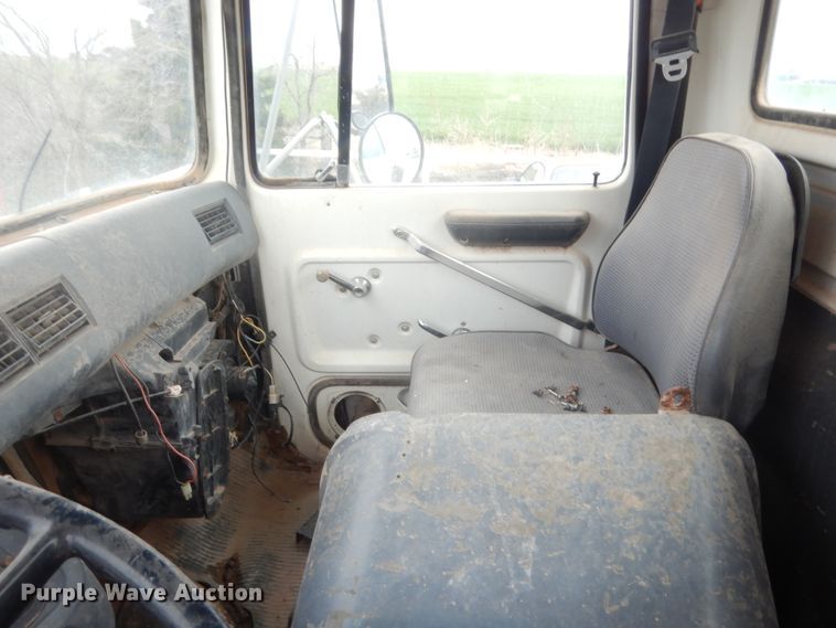 image for item HG9580 1995 Ford L8000  semi truck