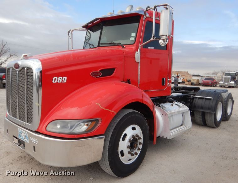 image for item HG9972 2008 Peterbilt 384  semi truck