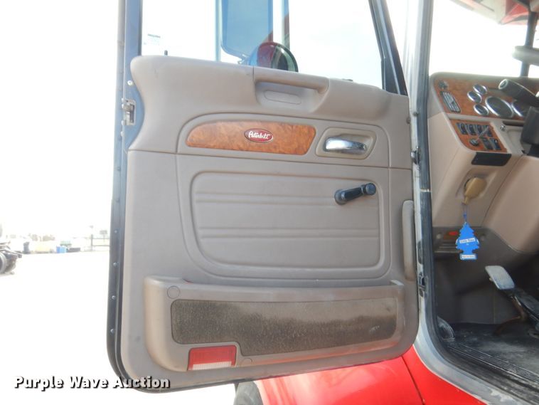 image for item HG9972 2008 Peterbilt 384  semi truck