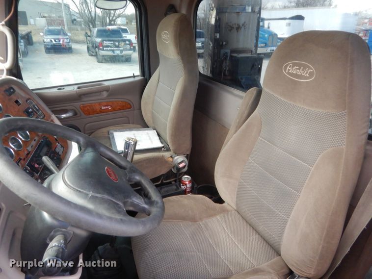 image for item HG9972 2008 Peterbilt 384  semi truck