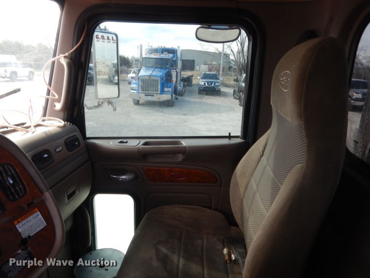 image for item HG9972 2008 Peterbilt 384  semi truck