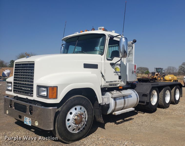 image for item HO9367 2008 Mack CHU613  semi truck