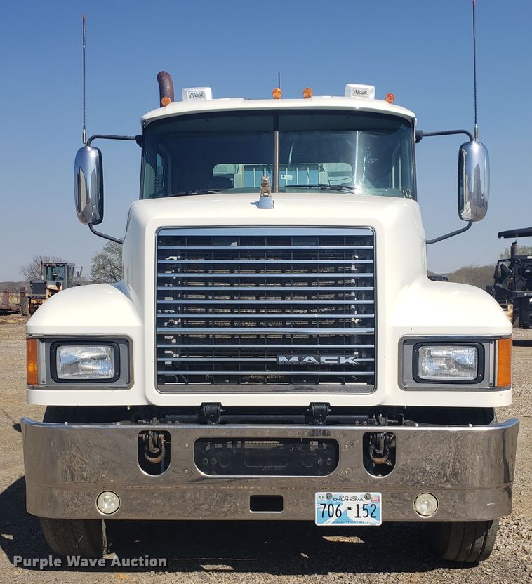 image for item HO9367 2008 Mack CHU613  semi truck