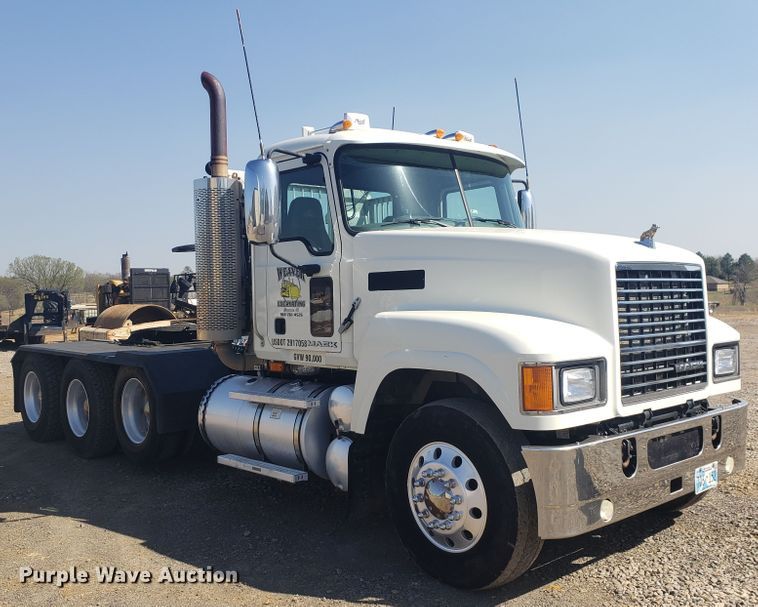 image for item HO9367 2008 Mack CHU613  semi truck