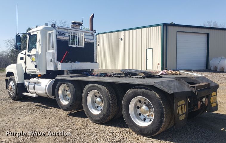 image for item HO9367 2008 Mack CHU613  semi truck