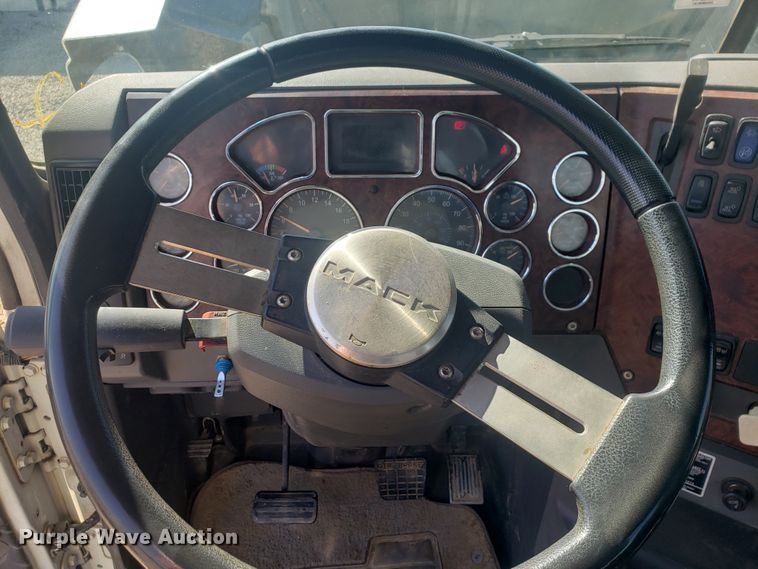 image for item HO9367 2008 Mack CHU613  semi truck