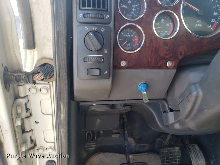 image for item HO9367 2008 Mack CHU613  semi truck