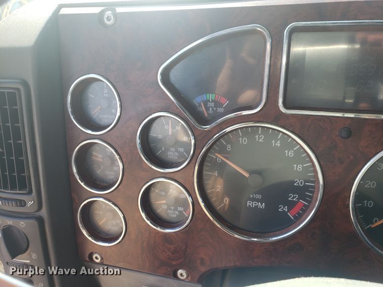 image for item HO9367 2008 Mack CHU613  semi truck