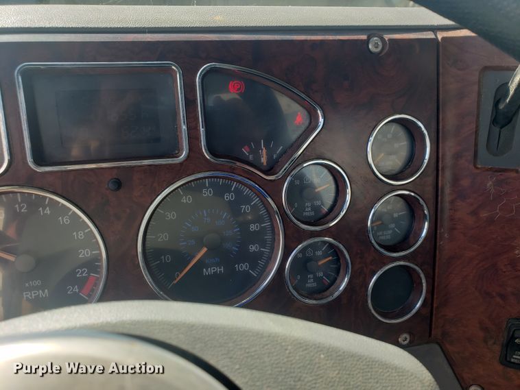 image for item HO9367 2008 Mack CHU613  semi truck