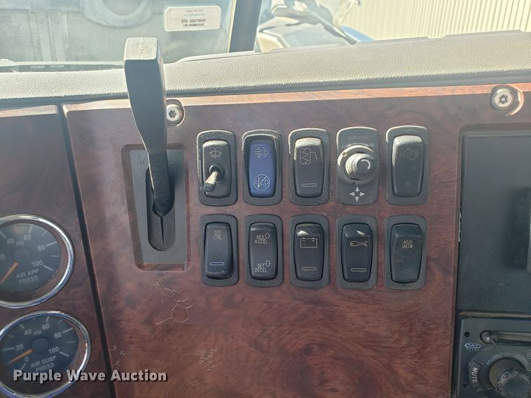 image for item HO9367 2008 Mack CHU613  semi truck