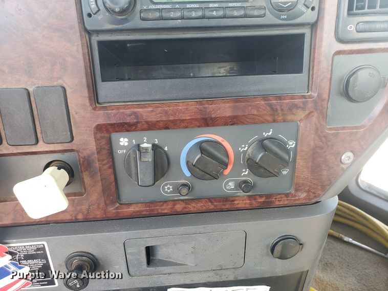 image for item HO9367 2008 Mack CHU613  semi truck