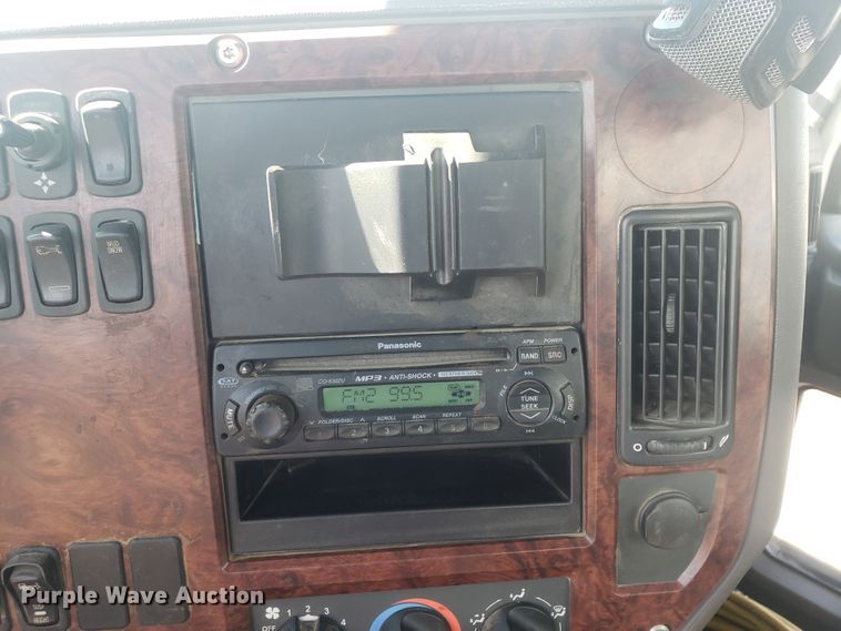 image for item HO9367 2008 Mack CHU613  semi truck