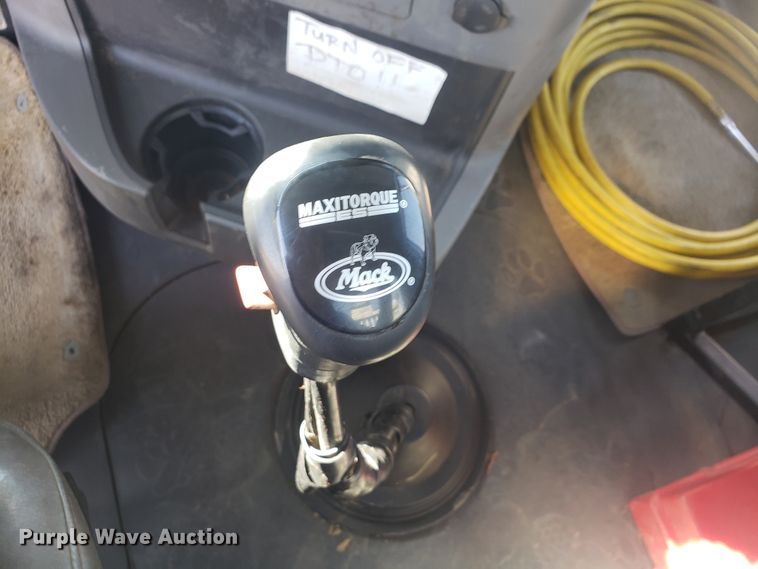 image for item HO9367 2008 Mack CHU613  semi truck