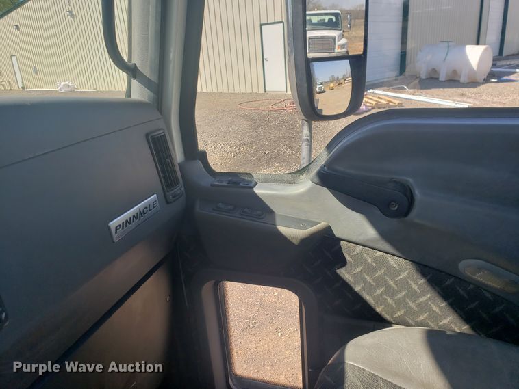 image for item HO9367 2008 Mack CHU613  semi truck