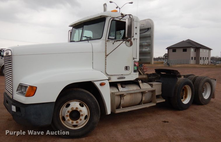 image for item HR9044 2000 Freightliner FLD 120  semi truck