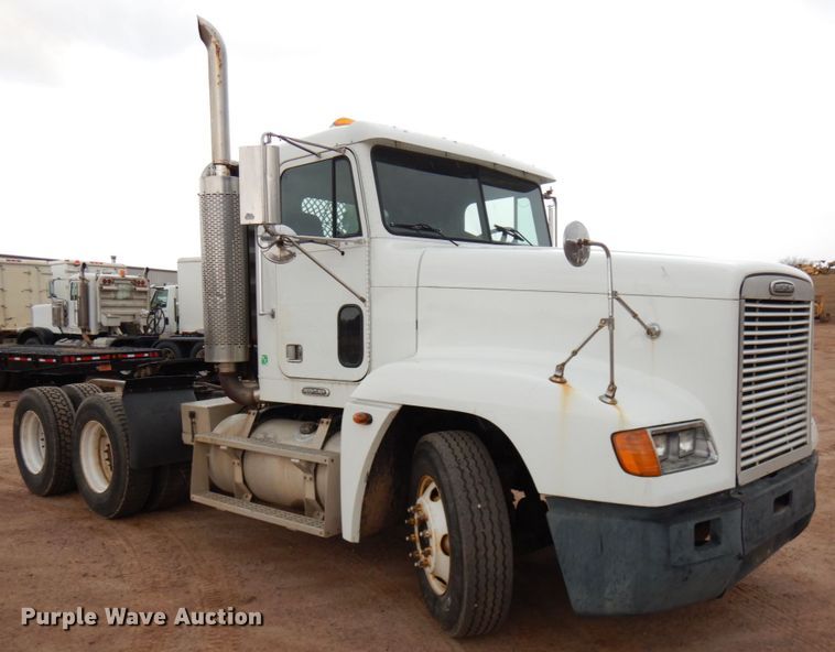 image for item HR9044 2000 Freightliner FLD 120  semi truck