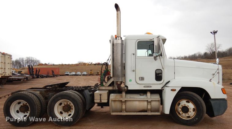 image for item HR9044 2000 Freightliner FLD 120  semi truck