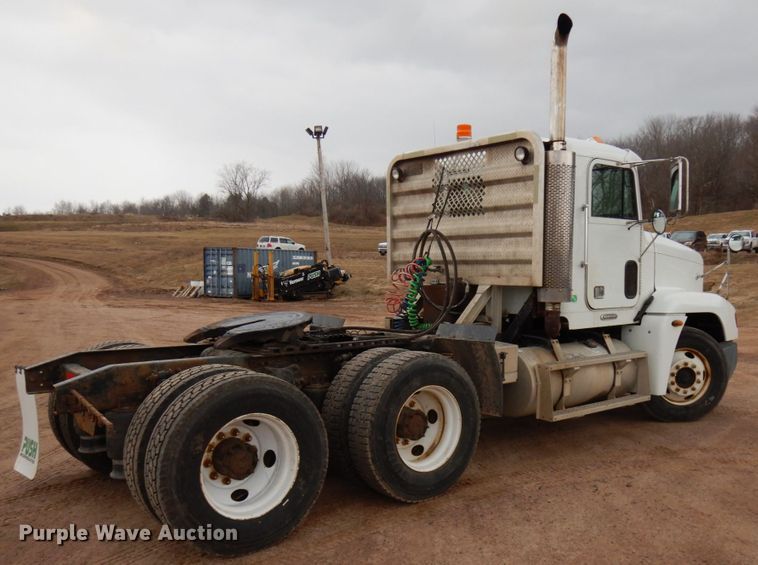 image for item HR9044 2000 Freightliner FLD 120  semi truck