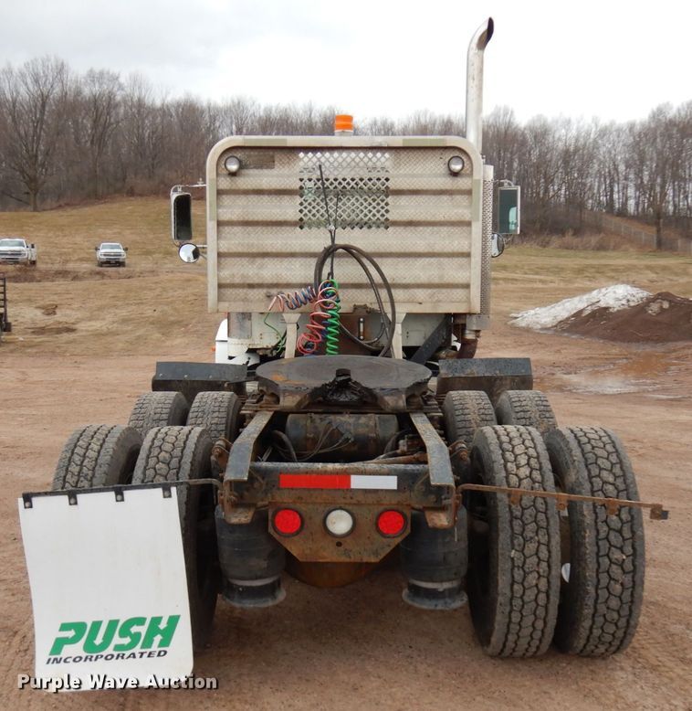 image for item HR9044 2000 Freightliner FLD 120  semi truck