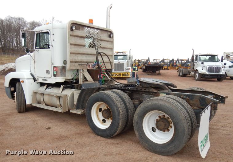 image for item HR9044 2000 Freightliner FLD 120  semi truck