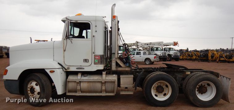 image for item HR9044 2000 Freightliner FLD 120  semi truck