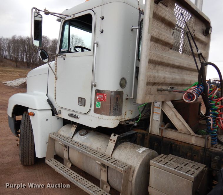 image for item HR9044 2000 Freightliner FLD 120  semi truck