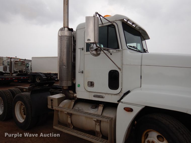 image for item HR9044 2000 Freightliner FLD 120  semi truck