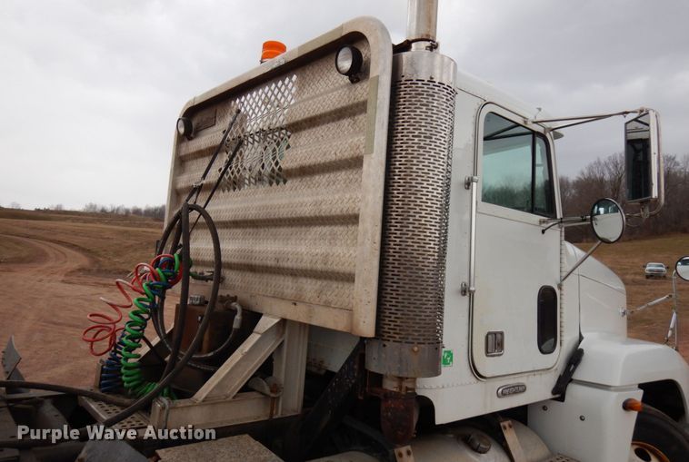 image for item HR9044 2000 Freightliner FLD 120  semi truck