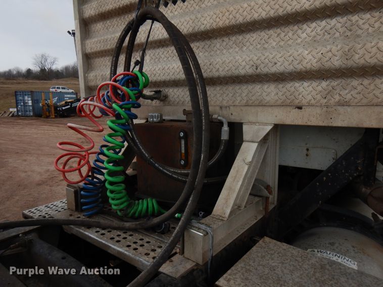 image for item HR9044 2000 Freightliner FLD 120  semi truck