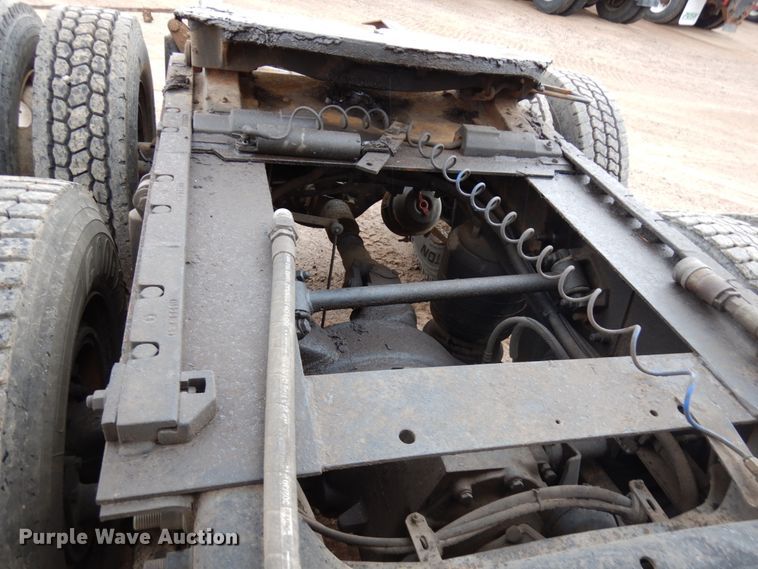 image for item HR9044 2000 Freightliner FLD 120  semi truck