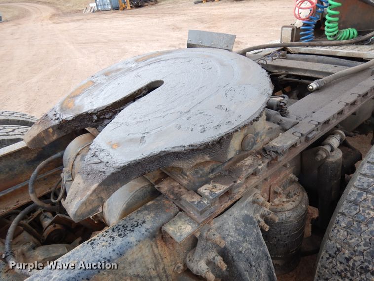 image for item HR9044 2000 Freightliner FLD 120  semi truck