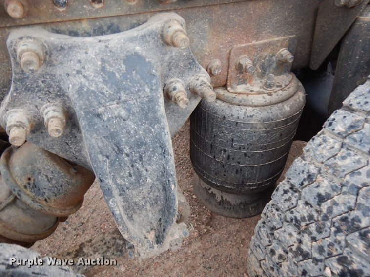 image for item HR9044 2000 Freightliner FLD 120  semi truck