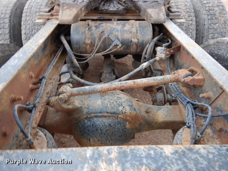 image for item HR9044 2000 Freightliner FLD 120  semi truck