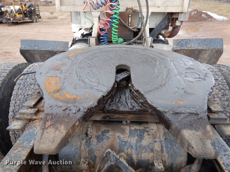 image for item HR9044 2000 Freightliner FLD 120  semi truck