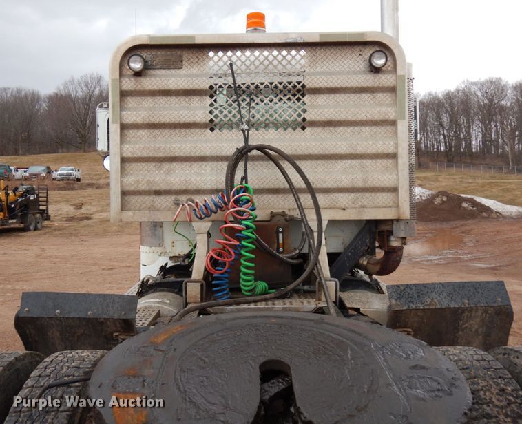 image for item HR9044 2000 Freightliner FLD 120  semi truck