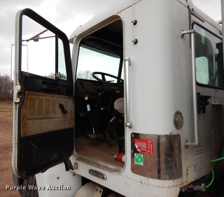 image for item HR9044 2000 Freightliner FLD 120  semi truck