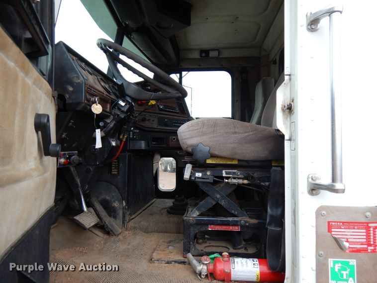 image for item HR9044 2000 Freightliner FLD 120  semi truck