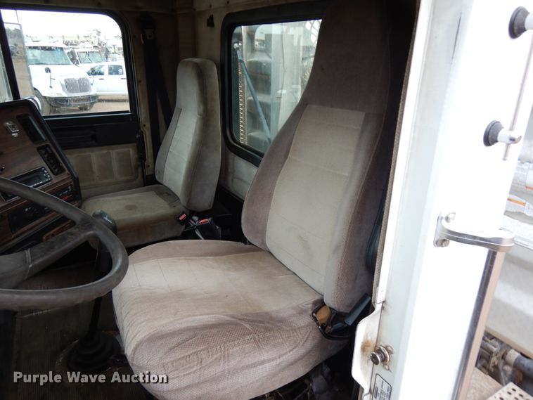 image for item HR9044 2000 Freightliner FLD 120  semi truck