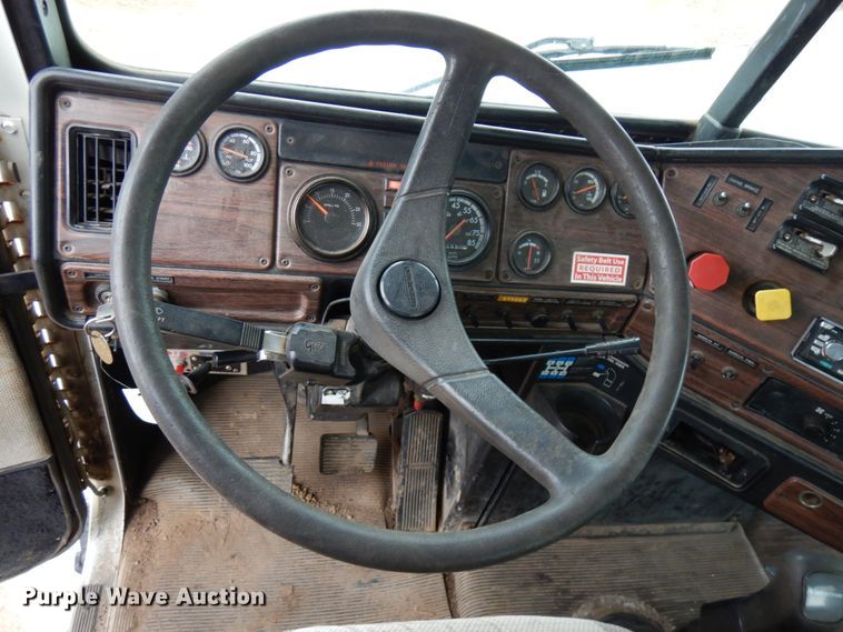 image for item HR9044 2000 Freightliner FLD 120  semi truck