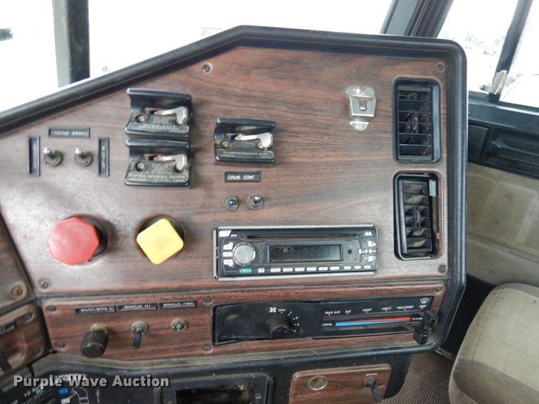 image for item HR9044 2000 Freightliner FLD 120  semi truck