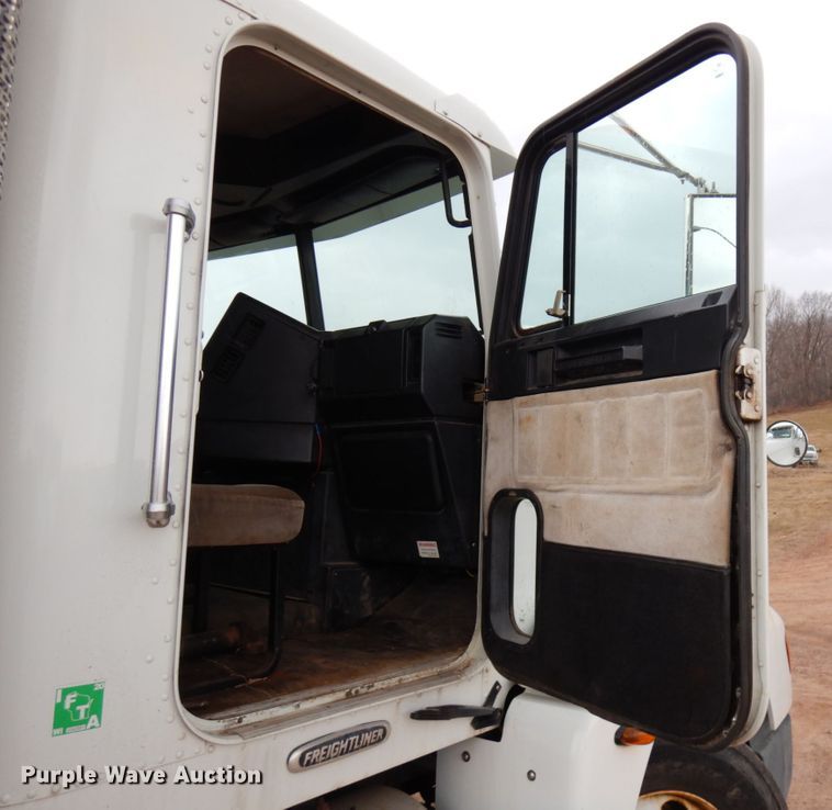 image for item HR9044 2000 Freightliner FLD 120  semi truck