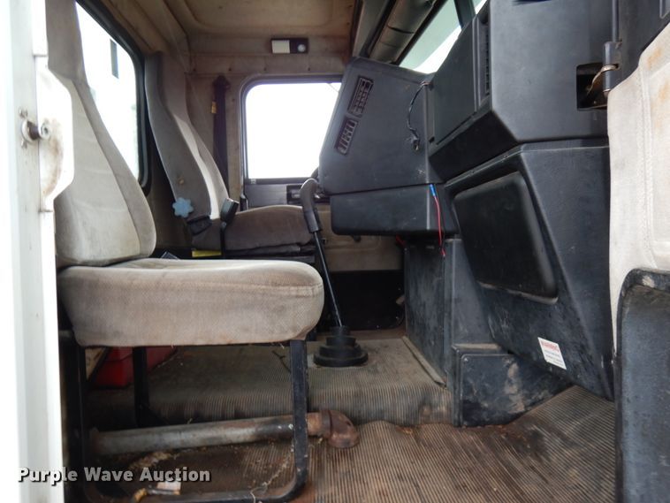 image for item HR9044 2000 Freightliner FLD 120  semi truck