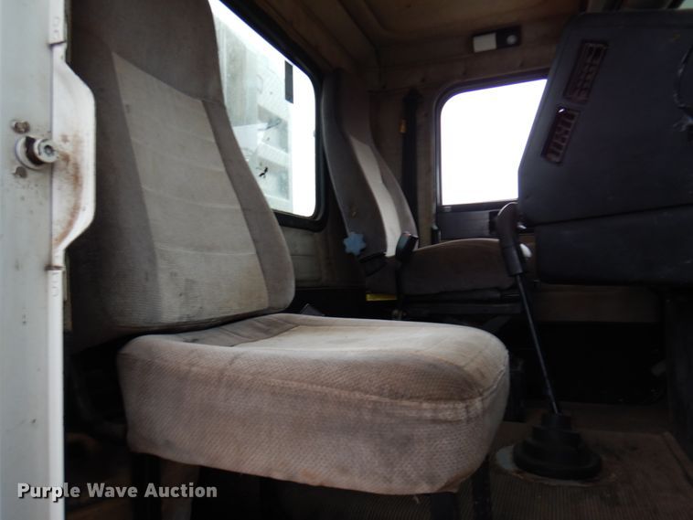 image for item HR9044 2000 Freightliner FLD 120  semi truck