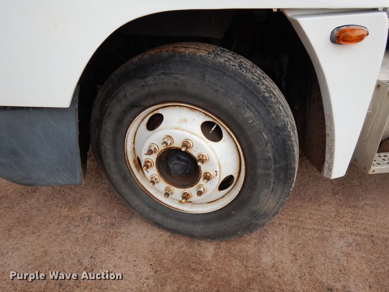 image for item HR9044 2000 Freightliner FLD 120  semi truck