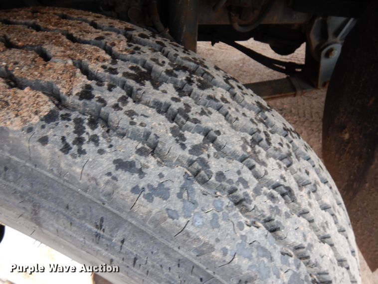 image for item HR9044 2000 Freightliner FLD 120  semi truck